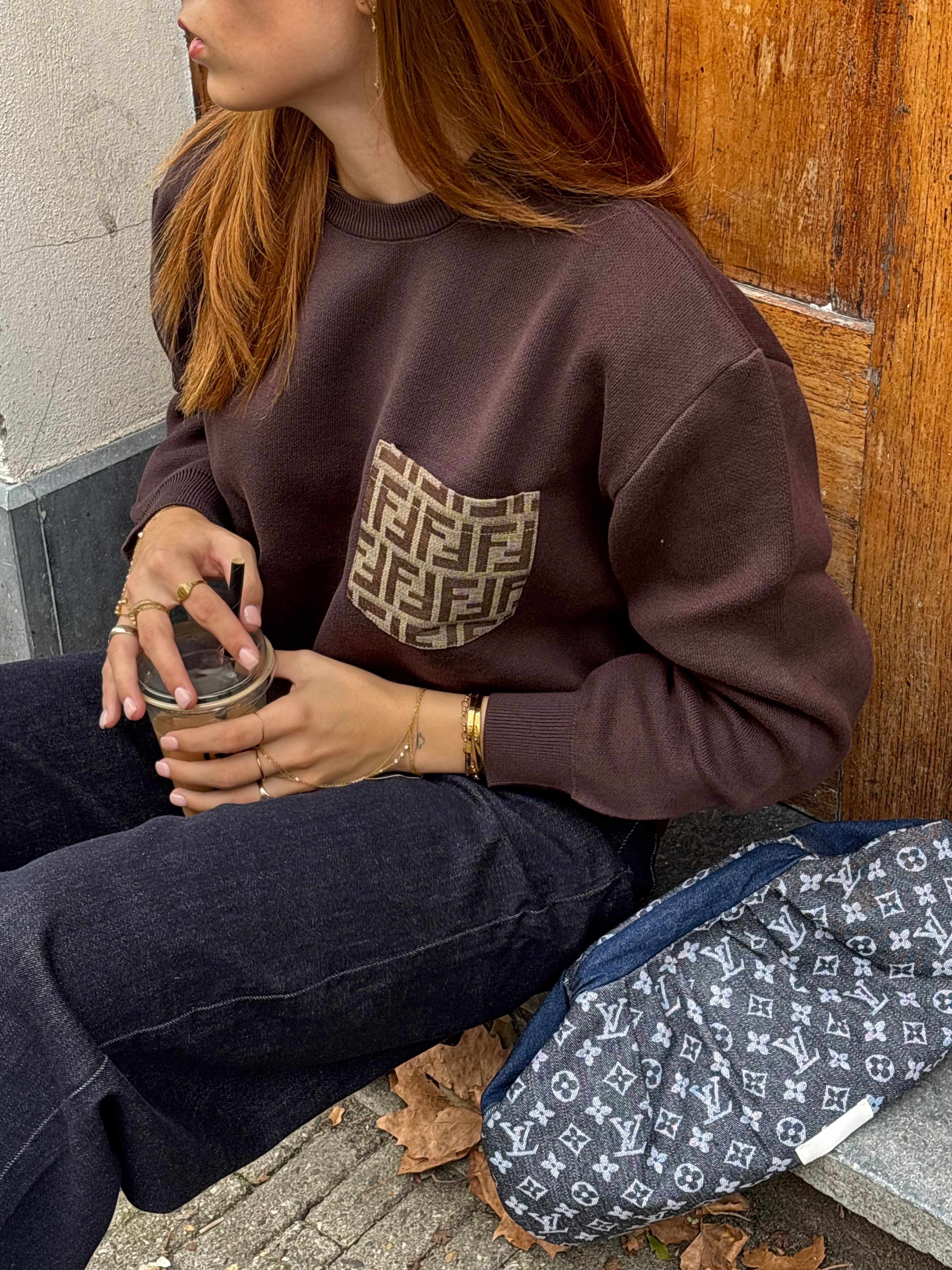 Attire pull brown