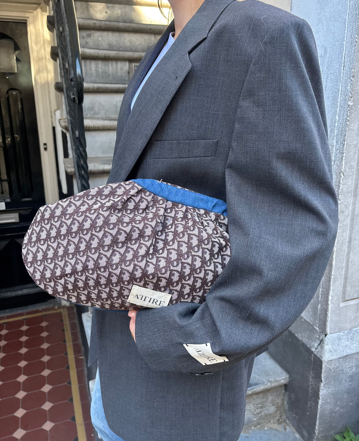 Attire clutch brown