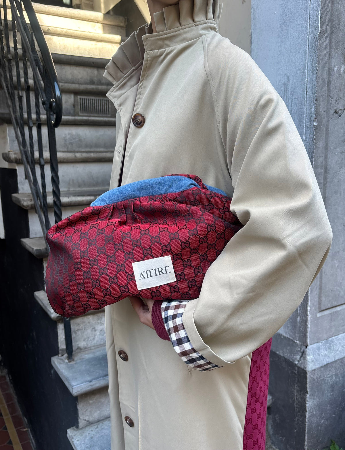 Attire clutch red